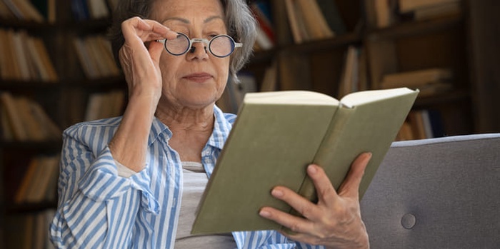 Medium shot old woman in library